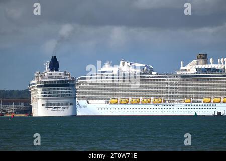 Das NORWEGISCHE Kreuzfahrtschiff NORWEGIAN STAR kehrt von ihrem Anlegeplatz in den Deep Water Channel im Hafen von Southampton zurück Stockfoto