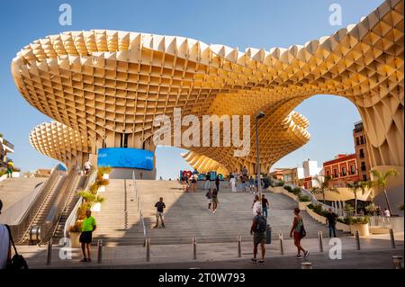 Sevilla, Spanien, Menschen Mit Mittlerer Menschenmenge, Touristen, Die Besuchen, Straßenszenen, moderne Architektur, „Pilzdenkmal von Sevilla Parasol“, Klimawandel Stockfoto