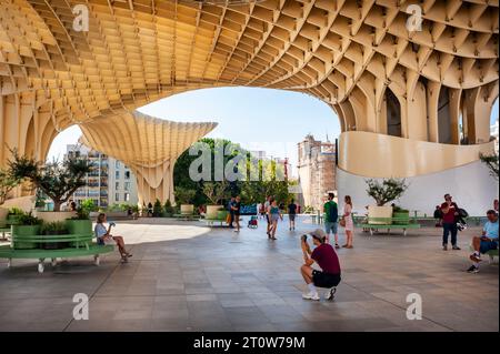 Sevilla, Spanien, Menschen Mit Mittlerer Menschenmenge, Touristen, Die Besuchen, Straßenszenen, moderne Architektur, 'Pilzdenkmal von Sevilla Parasol', Klimawandel, Stockfoto