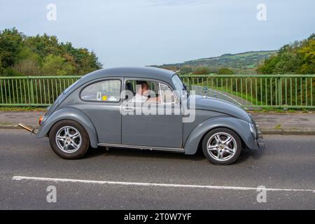 1965 60er Jahre 1200 ccm grauer deutscher VW VW alter Typ Käfer; Vintage Straßenfahrt im Großraum Manchester, Großbritannien Stockfoto