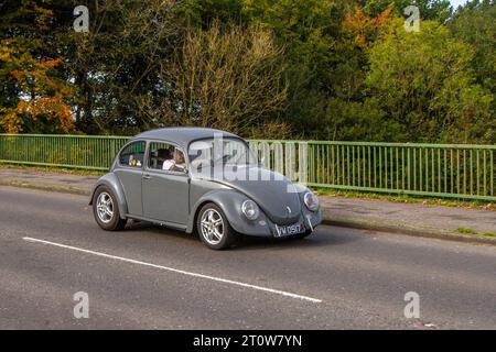 1965 60er Jahre 1200 ccm grauer deutscher VW VW alter Typ Käfer; Vintage Straßenfahrt im Großraum Manchester, Großbritannien Stockfoto