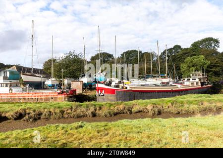 Gweek Village in Cornwall und klassisches Bootslager am Helston River, Ebbe, England, Großbritannien, 2023 Stockfoto