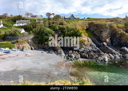 Cadgwith Cove Village auf der Eidechsenhalbinsel, Cornwall, Cottages und Boote am Strandhafen, England, Großbritannien, 2023 Stockfoto