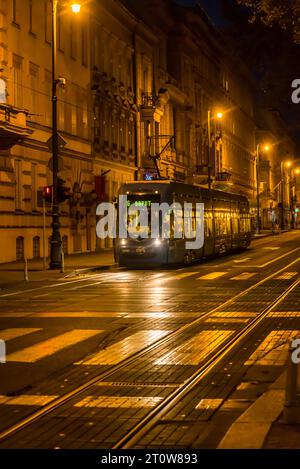 Straßenbahnen fahren durch den Zrinjevac-Platz in der Unterstadt Zagreb, Kroatien Stockfoto