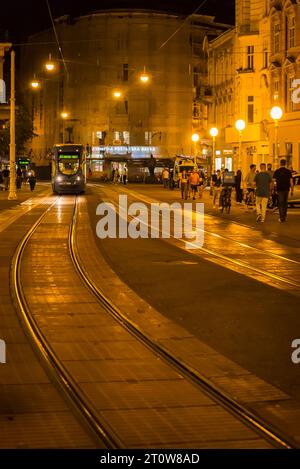 Straßenbahnen fahren durch den Hauptplatz Ban Josip Jelačić, Zagreb, Kroatien Stockfoto