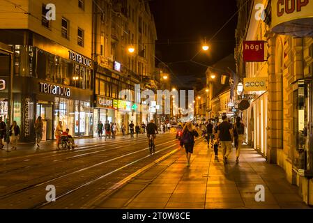 Die Ilica-Straße, eine der Hauptverkehrsadern im Zentrum von Zagreb in der Abenddämmerung, Kroatien Stockfoto