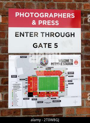Foto- und Presseschild rund um das Pittodrie Stadion, Heimstadion des Aberdeen Football Clubs, Schottland Stockfoto