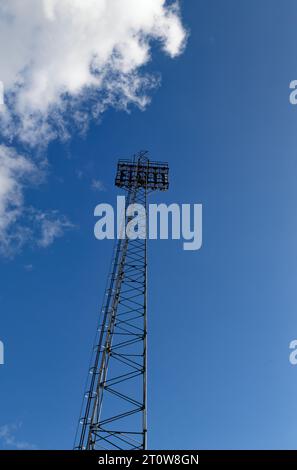 Traditionelles Flutlicht in Pittodrie, Aberdeen Fußballplatz, vor blauem Himmel Stockfoto