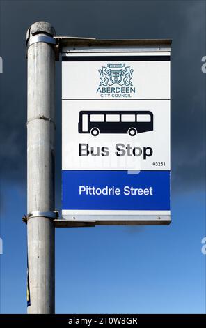 Schild für Bushaltestelle in Richtung Pittodrie Street, direkt vor dem Pittodrie Stadion, Heimstadion des Fußballclubs aberdeen Stockfoto