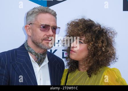 Martin Freeman und Rachel Mariam fotografierten während der globalen Premiere von Ziggy Stardust and the Spinnen from Mars im Hammersmith Apollo in London, Großbritannien am 3. Juli 2023. Bild von Julie Edwards. Stockfoto