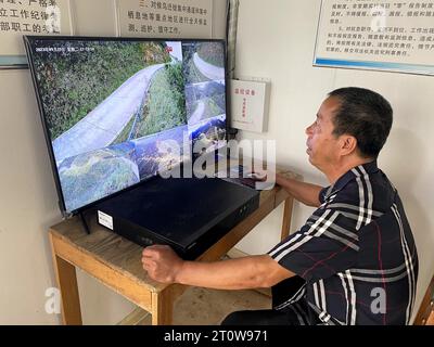 Lanshan. September 2023. Dieses Foto, das am 19. September 2023 mit einem Mobiltelefon aufgenommen wurde, zeigt Zhang Xiuqiang, einen Teilzeit-Wächter, der Echtzeitbeobachtungen von Zugvögeln an einer Vogelschutzstation im Lanshan County, der zentralchinesischen Provinz Hunan, beobachtet. ZU „Across China: Lights Out to let through Zugvögel“ Credit: Liu Wangmin/Xinhua/Alamy Live News Stockfoto