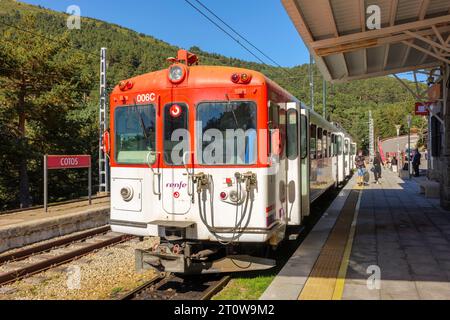 Zug stationiert im Bahnhof Cotos, Linie C-9, nach Navacerrada und Cercedilla. Madrid, Spanien. Stockfoto