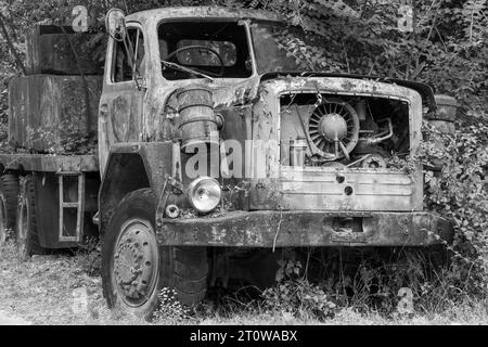 Ein alter Oldtimer auf der Straße Stockfoto