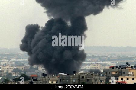 Rafah, Gaza. Oktober 2023. Nach einem israelischen Streik am Montag, den 9. Oktober 2023, steigt der Rauch über den Gebäuden im südlichen Gazastreifen auf. Die israelische Armee sagte, sie habe mehr als 500 Ziele im Gazastreifen bei nächtlichen Streiks getroffen. Foto: Ismael Mohamad/UPI. Quelle: UPI/Alamy Live News Stockfoto