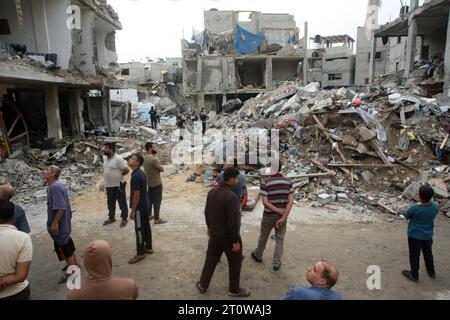 Rafah, Gaza. Oktober 2023. Palästinenser durchsuchen ihre zerstörten Häuser nach israelischen Luftangriffen auf Rafah im südlichen Gazastreifen am Montag, den 9. Oktober 2023. Die israelische Armee sagte, sie habe mehr als 500 Ziele im Gazastreifen bei nächtlichen Streiks getroffen, Foto: Ismael Mohamad/UPI Credit: UPI/Alamy Live News Stockfoto