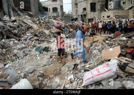 Rafah, Gaza. Oktober 2023. Palästinenser durchsuchen ihre zerstörten Häuser nach israelischen Luftangriffen auf Rafah im südlichen Gazastreifen am Montag, den 9. Oktober 2023. Die israelische Armee sagte, sie habe mehr als 500 Ziele im Gazastreifen bei nächtlichen Streiks getroffen, Foto: Ismael Mohamad/UPI. Quelle: UPI/Alamy Live News Stockfoto