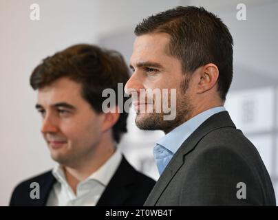 09. Oktober 2023, Hessen, Frankfurt/Main: Steffen Merkel (l) und Marc Lenz, die beiden Geschäftsführer der DFL GmbH, kommen zur Pressekonferenz im Anschluss an die Mitgliederversammlung der Deutschen Fußball-Liga (DFL). Foto: Arne Dedert/dpa Stockfoto