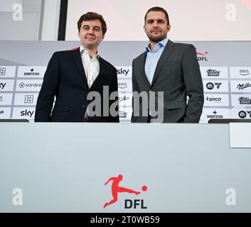 09. Oktober 2023, Hessen, Frankfurt/Main: Steffen Merkel (l) und Marc Lenz, die beiden Geschäftsführer der DFL GmbH, kommen zur Pressekonferenz im Anschluss an die Mitgliederversammlung der Deutschen Fußball-Liga (DFL). Foto: Arne Dedert/dpa Stockfoto