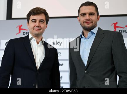 09. Oktober 2023, Hessen, Frankfurt/Main: Steffen Merkel (l) und Marc Lenz, die beiden Geschäftsführer der DFL GmbH, kommen zur Pressekonferenz im Anschluss an die Mitgliederversammlung der Deutschen Fußball-Liga (DFL). Foto: Arne Dedert/dpa Stockfoto