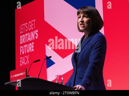 Rachel Reeves (Schattenkanzlerin der Finanzverwaltung) hielt ihre Rede am 2. Tag der Labour Conference 2023. Liverpool UK. Quelle: GaryRobertsphotography/Alamy Live News Stockfoto