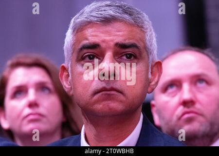 Sadiq Khan hört Rachel Reeves (Schattenkanzlerin des Finanzministeriums), die ihre Rede am 2. Tag der Labour Conference 2023 in Liverpool hält. Quelle: GaryRobertsphotography/Alamy Live News Stockfoto