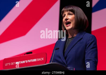 Rachel Reeves (Schattenkanzlerin der Finanzverwaltung) hielt ihre Rede am 2. Tag der Labour Conference 2023. Liverpool UK. Quelle: GaryRobertsphotography/Alamy Live News Stockfoto