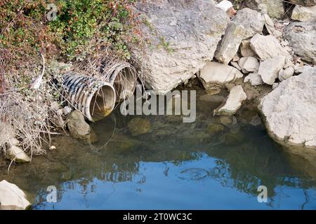 Kanalrohre aus Kunststoff, die zum Meer oder zum Seewasser reichen. Abwasserentsorgung und Verschmutzung. Siedlungsabfälle und giftiges Industriewasser. Stockfoto