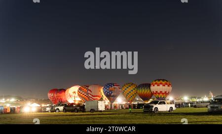 Albuquerque NM, USA - 7. Oktober 2023 - Heißluftballons bereiten sich auf den Start vor Stockfoto
