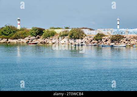 September 2023: Akcakoca, Türkei: Leuchttürme und Fischerboote im Hafen von Akcakoca in der Provinz Duzce, Türkei. Stockfoto