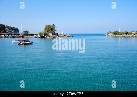 September 2023: Akcakoca, Türkei: Leuchttürme und Fischerboote im Hafen von Akcakoca in der Provinz Duzce, Türkei. Stockfoto