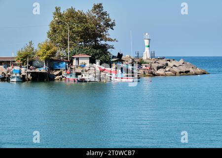 September 2023: Akcakoca, Türkei: Leuchttürme und Fischerboote im Hafen von Akcakoca in der Provinz Duzce, Türkei. Stockfoto