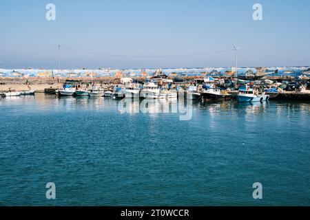 September 2023: Akcakoca, Türkei: Fischerboote liegen im Hafen von Akcakoca in der Provinz Duzce, Türkei. Stockfoto