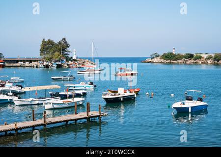 September 2023: Akcakoca, Türkei: Fischerboote liegen im Hafen von Akcakoca in der Provinz Duzce, Türkei. Stockfoto