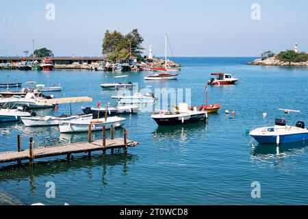 September 2023: Akcakoca, Türkei: Fischerboote liegen im Hafen von Akcakoca in der Provinz Duzce, Türkei. Stockfoto