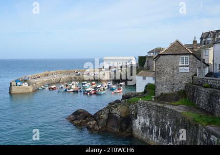 Der Hafen des kornischen Küstendorfes Coverack Stockfoto