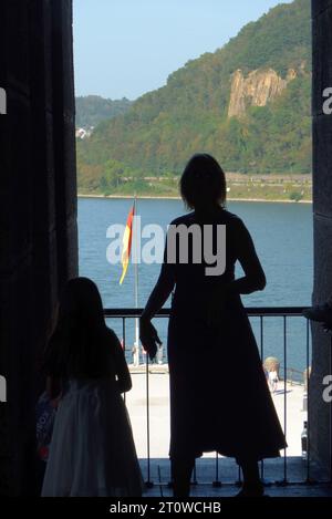 Eine Frau und ein Mädchen im begehbaren Kaiser-Wilhelm-Denkmal in Koblenz Rheinland-Pfalz mit Blick auf das Deutsche Eck und den Rhein. *** Eine Frau und ein Mädchen im begehbaren Kaiser-Wilhelm-Denkmal in Koblenz Rheinland-Pfalz mit Blick auf die deutsche Ecke und den Rhein Stockfoto