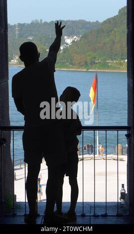 Ein Mann und ein Kind im begehbaren Kaiser-Wilhelm-Denkmal in Koblenz Rheinland-Pfalz mit Blick auf das Deutsche Eck und den Rhein. *** Ein Mann und ein Kind im begehbaren Kaiser-Wilhelm-Denkmal in Koblenz Rheinland-Pfalz mit Blick auf die deutsche Ecke und den Rhein Stockfoto
