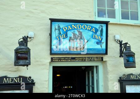 Der Blick vom Pandora Inn am Restronguet Creek in Cornwall. Teile des Pubs stammen aus dem 13. Jahrhundert und gehören der St Austell Brewery Stockfoto