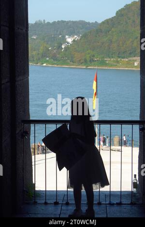 Ein Mädchen im begehbaren Kaiser-Wilhelm-Denkmal in Koblenz Rheinland-Pfalz mit Blick auf das Deutsche Eck und den Rhein. *** Ein Mädchen im begehbaren Kaiser-Wilhelm-Denkmal in Koblenz Rheinland-Pfalz mit Blick auf die deutsche Ecke und den Rhein Credit: Imago/Alamy Live News Stockfoto