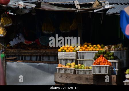 Orangen und andere Früchte werden vor einem halbständigen Stand auf einem traditionellen Markt in Java ausgestellt. Stockfoto