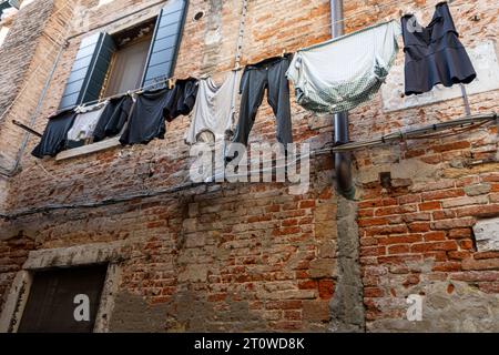 Venedig, Italien. Oktober 2023. Wäsche hängt an einer Wäscheleine an der Wand eines Hauses in Venedig, Italien *** Wäsche hängt an einer Wäscheleine an der Hauswand in Venedig, Italien Credit: Imago/Alamy Live News Stockfoto