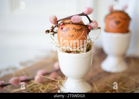 8. Februar 2023: Osterei im Eierbecher mit Zweigkrone und Gesicht. Osterkonzept *** Osterei in Eierbecher mit Krone aus Zweigen und Gesicht. Oster Konzept Credit: Imago/Alamy Live News Stockfoto