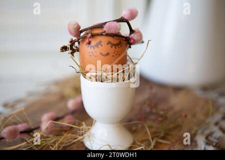 8. Februar 2023: Osterei im Eierbecher mit Zweigkrone und Gesicht. Osterkonzept *** Osterei in Eierbecher mit Krone aus Zweigen und Gesicht. Oster Konzept Credit: Imago/Alamy Live News Stockfoto