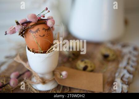 8. Februar 2023: Osterei im Eierbecher mit Zweigkrone und Gesicht. Osterkonzept *** Osterei in Eierbecher mit Krone aus Zweigen und Gesicht. Oster Konzept Credit: Imago/Alamy Live News Stockfoto