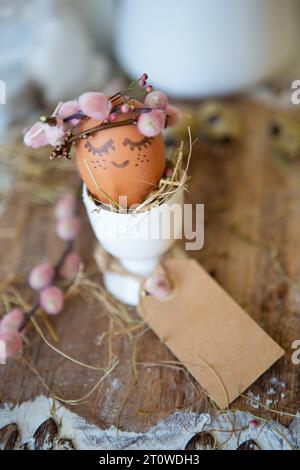 8. Februar 2023: Osterei im Eierbecher mit Zweigkrone und Gesicht. Osterkonzept *** Osterei in Eierbecher mit Krone aus Zweigen und Gesicht. Oster Konzept Credit: Imago/Alamy Live News Stockfoto