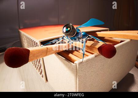 Extrem kleiner Voyeur-Roboter, der auf einer Schachtel Streichhölzer steht. Detaillierte Makroaufnahme. Stockfoto