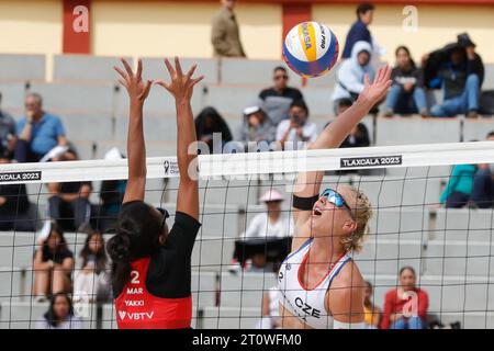 Tlaxcala, Mexiko. Oktober 2023. 8. Oktober 2023, Tlaxcala, Mexiko: Marií-Sárou Štochlová (2) aus der Tschechischen Republik tritt beim Spiel der Frauen Tschechische Republik gegen Marokko bei der Beachvolleyball-Weltmeisterschaft gegen Mohamed Yakki an. Am 8. Oktober 2023 in Tlaxcala, Mexiko. (Foto: Essene Hernandez/Eyepix Group/SIPA USA) Credit: SIPA USA/Alamy Live News Stockfoto