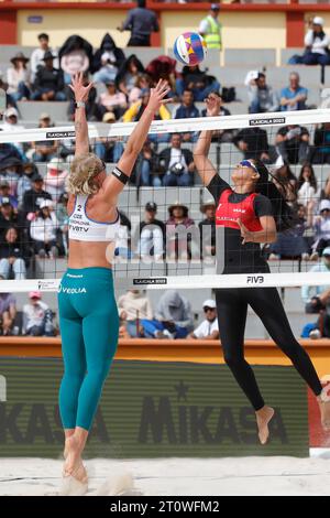 Tlaxcala, Mexiko. Oktober 2023. 8. Oktober 2023, Tlaxcala, Mexiko: Imane Zeroual aus Marokko (1) tritt beim Spiel der Frauen Tschechien gegen Marokko bei der Beach Volleyball-Weltmeisterschaft gegen Barbora Hermannova (2) an. Am 8. Oktober 2023 in Tlaxcala, Mexiko. (Foto: Essene Hernandez/Eyepix Group/SIPA USA) Credit: SIPA USA/Alamy Live News Stockfoto