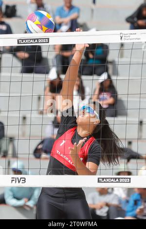 Tlaxcala, Mexiko. Oktober 2023. 8. Oktober 2023, Tlaxcala, Mexiko: Imane Zeroual aus Marokko (1) tritt beim Spiel der Frauen Tschechien gegen Marokko bei der Beachvolleyball-Weltmeisterschaft gegen Tschechien an. Am 8. Oktober 2023 in Tlaxcala, Mexiko. (Foto: Essene Hernandez/Eyepix Group/SIPA USA) Credit: SIPA USA/Alamy Live News Stockfoto