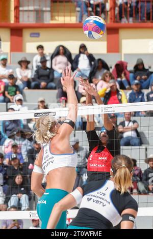 Tlaxcala, Mexiko. Oktober 2023. 8. Oktober 2023, Tlaxcala, Mexiko: Marií-Sárou Štochlová (2) aus der Tschechischen Republik tritt beim Spiel der Frauen Tschechische Republik gegen Marokko bei der Beachvolleyball-Weltmeisterschaft gegen Mohamed Yakki an. Am 8. Oktober 2023 in Tlaxcala, Mexiko. (Foto: Essene Hernandez/Eyepix Group/SIPA USA) Credit: SIPA USA/Alamy Live News Stockfoto